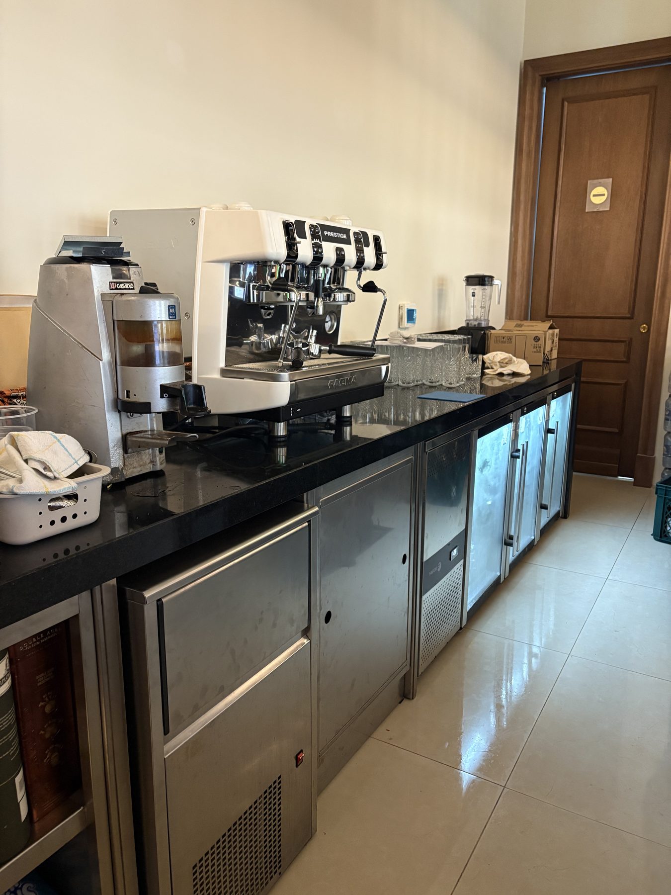 Estación de café con máquina espresso y molino