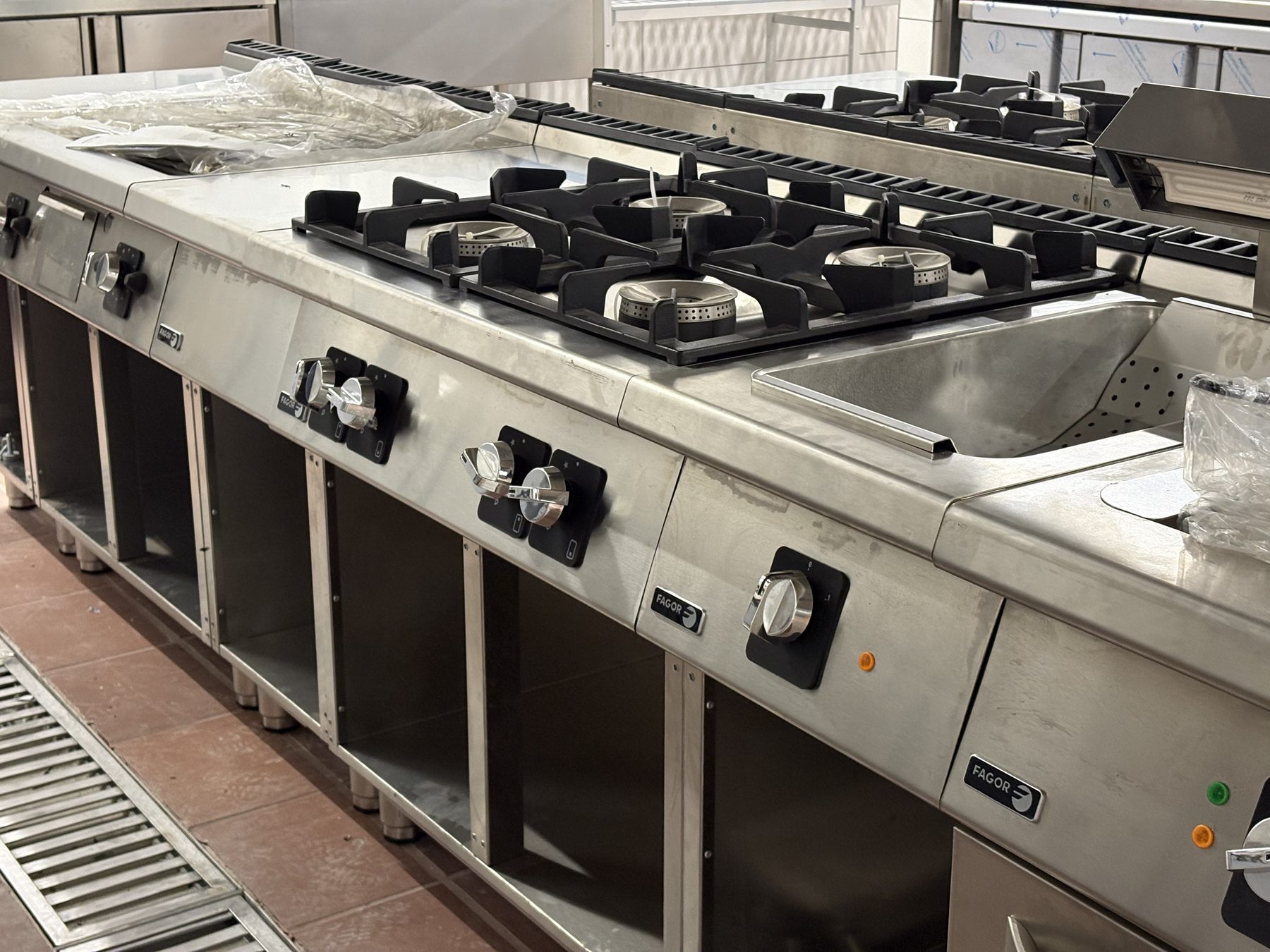 Línea de cocción Fagor con cocinas de gas
