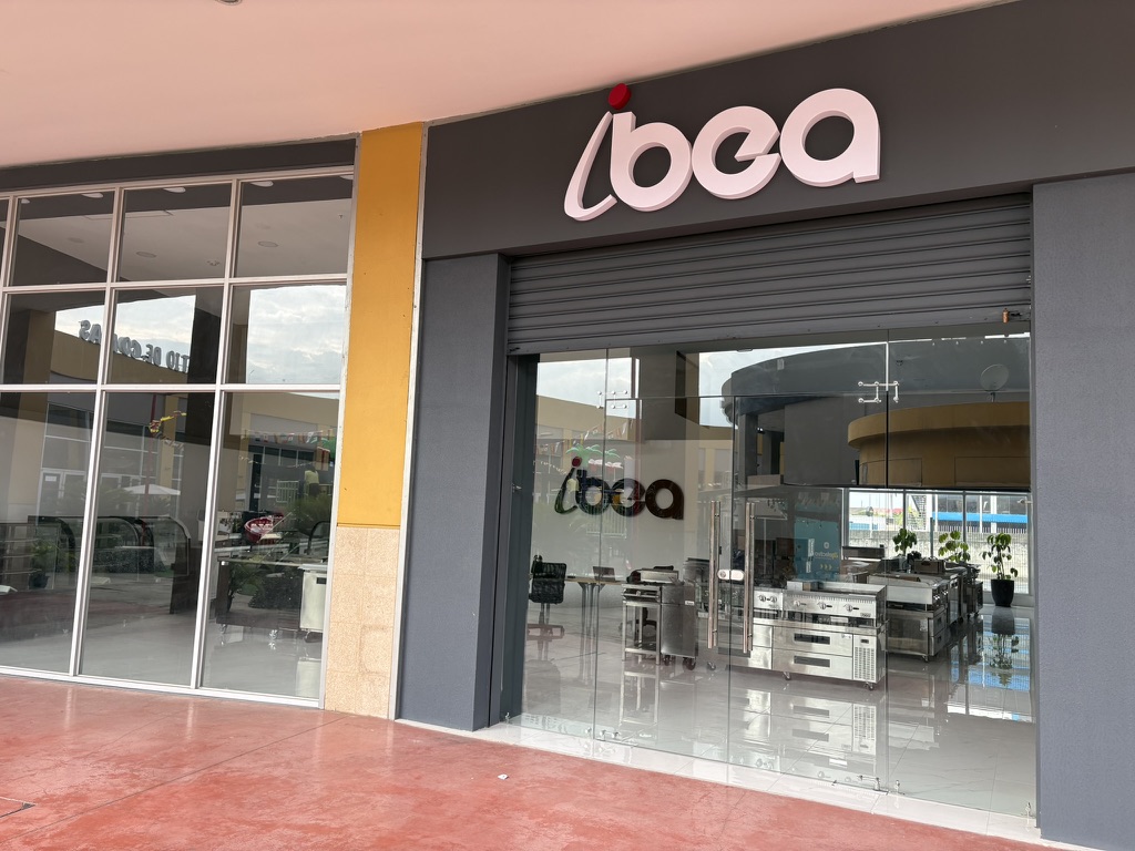 Fachada del showroom Ibea en C.C. Oasis, Guayaquil