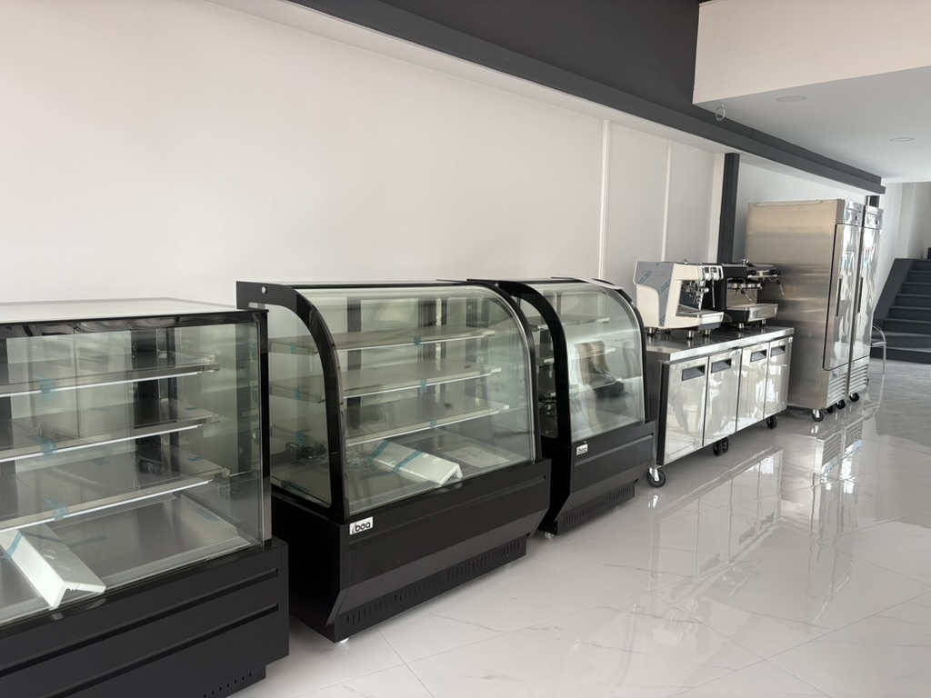 Vitrinas, máquinas de café y refrigeración en el showroom Ibea
