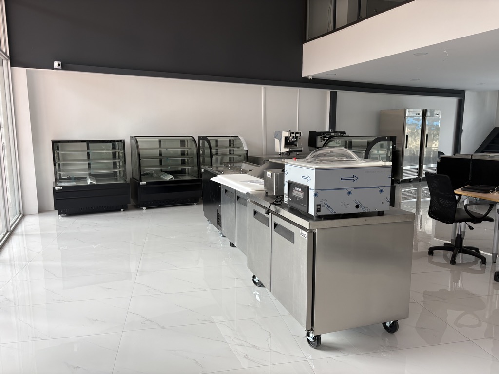 Vitrinas y mesas refrigeradas en el showroom Ibea