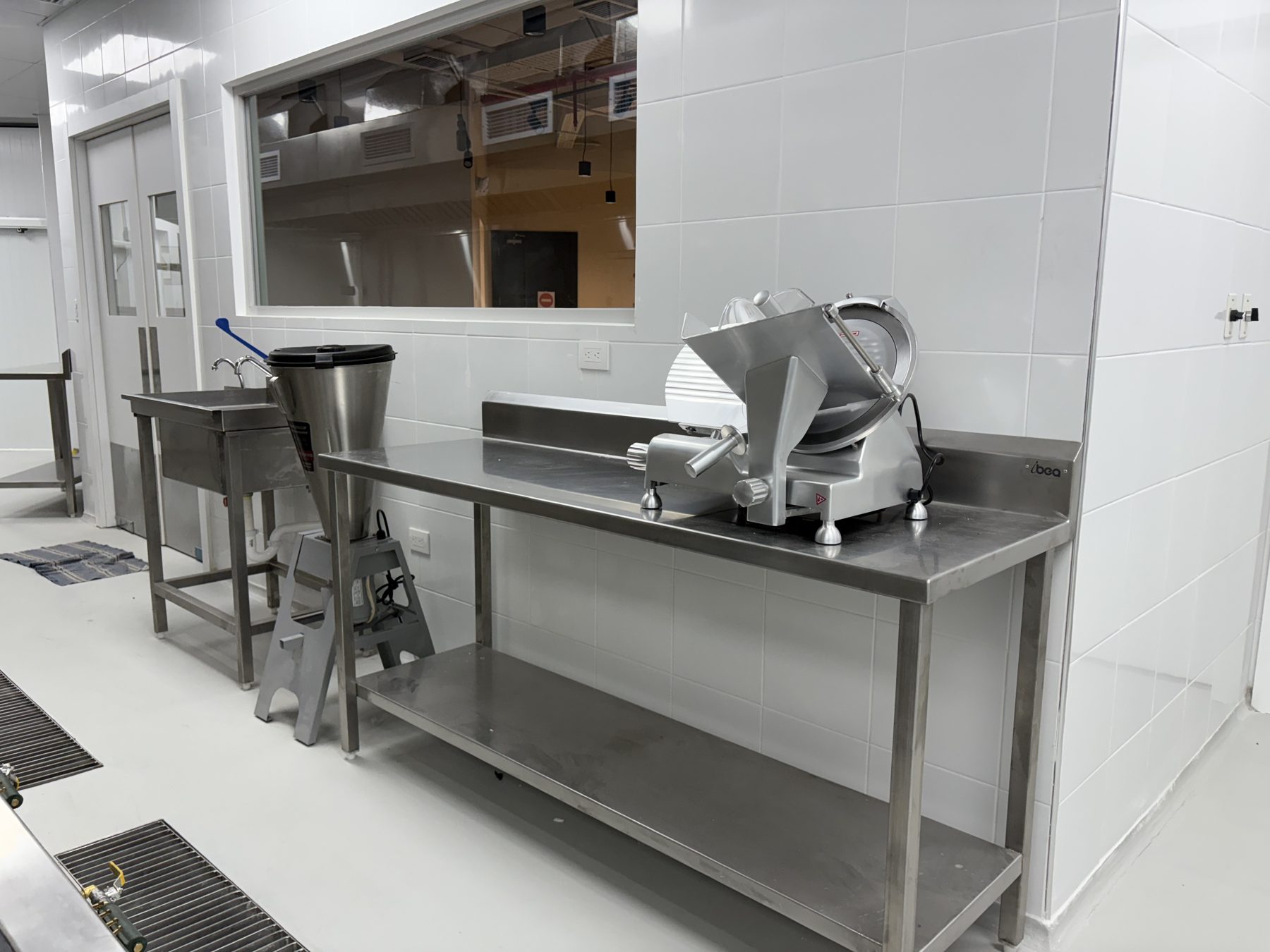 Mesa de preparación con rebanadora y licuadora industrial