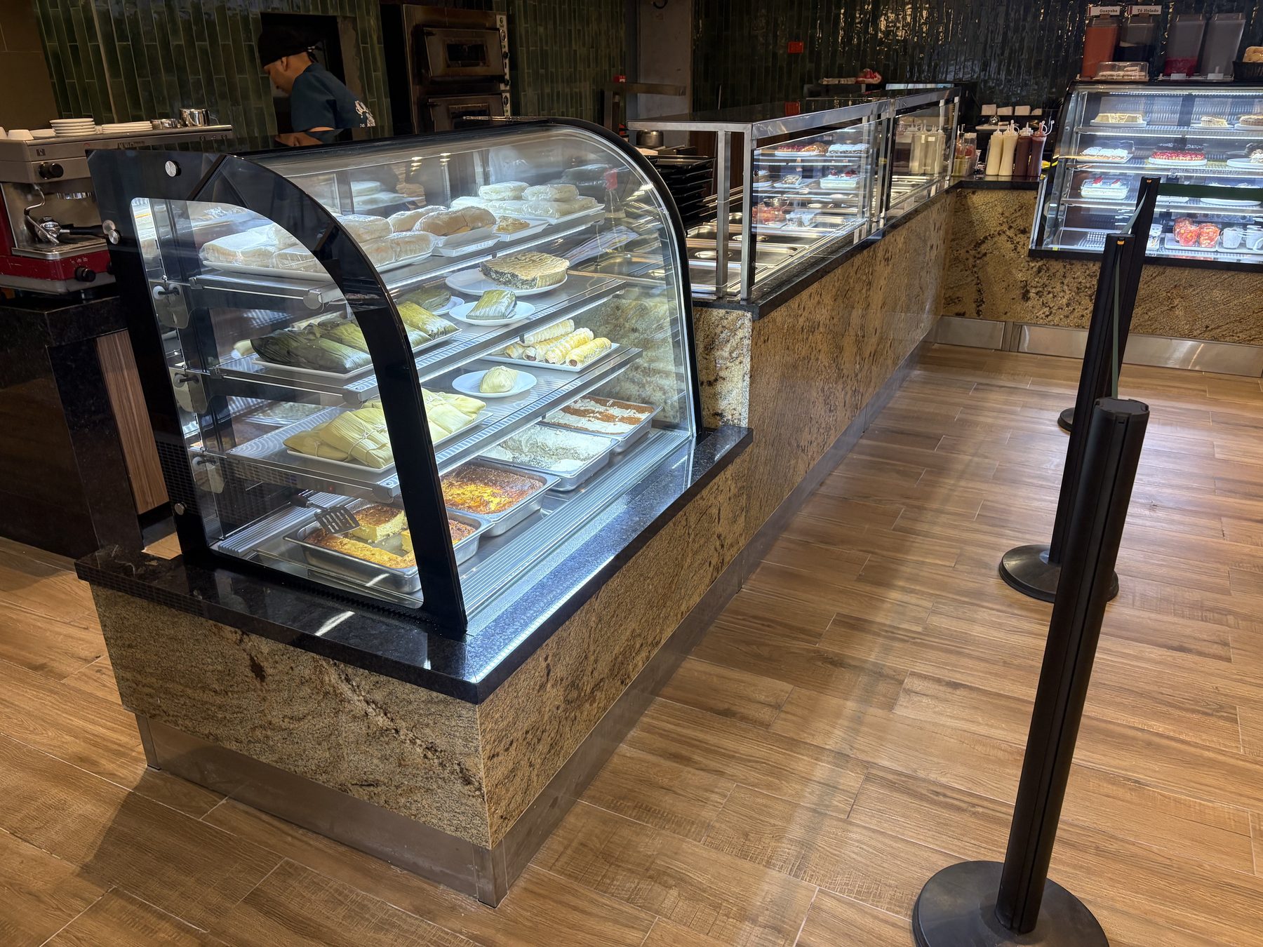 Vitrina refrigerada curva al inicio de la línea de autoservicio