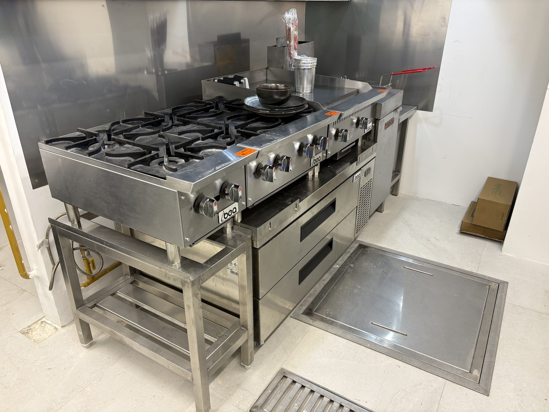 Cocinas de 4 y 2 hornillas, plancha y base de chef refrigerada