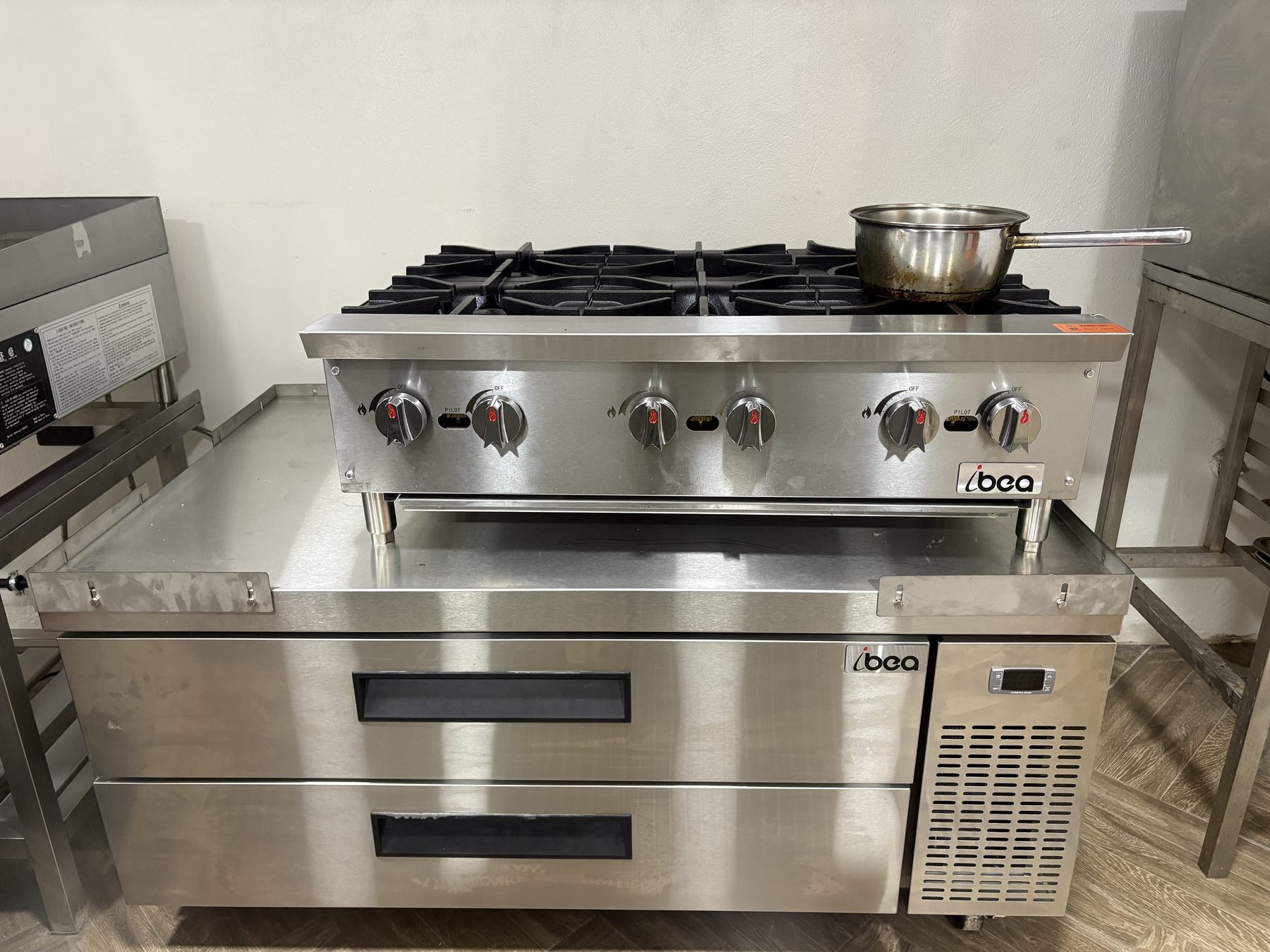 Cocina Ibea de 6 hornillas sobre base de chef refrigerada