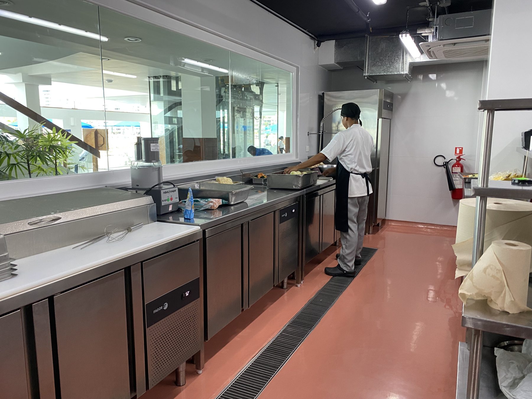 Mesas refrigeradas Fagor a lo largo del ventanal