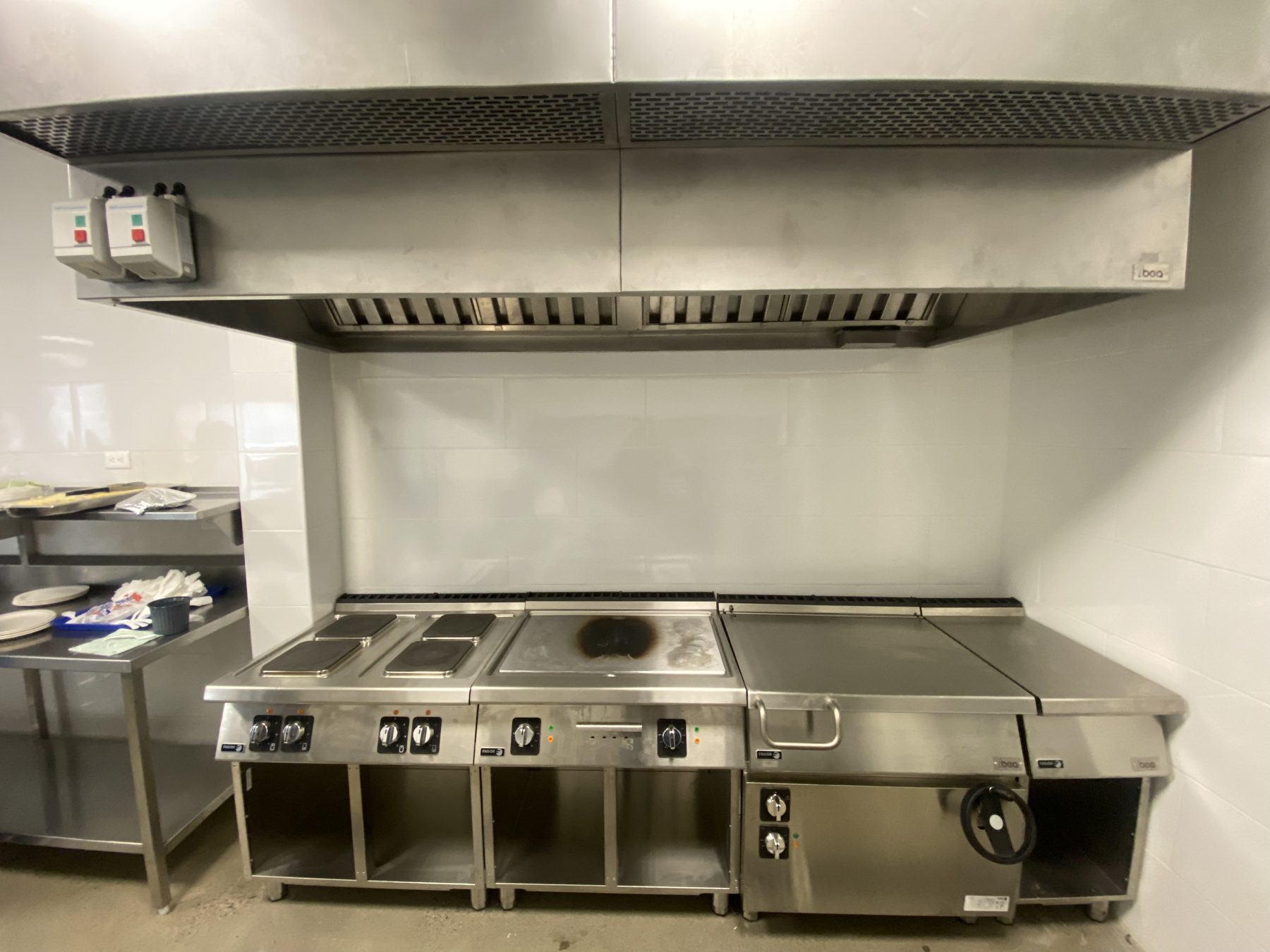 Cocina del comedor administrativo de Socalmar: línea de cocción Fagor bajo campana de extracción