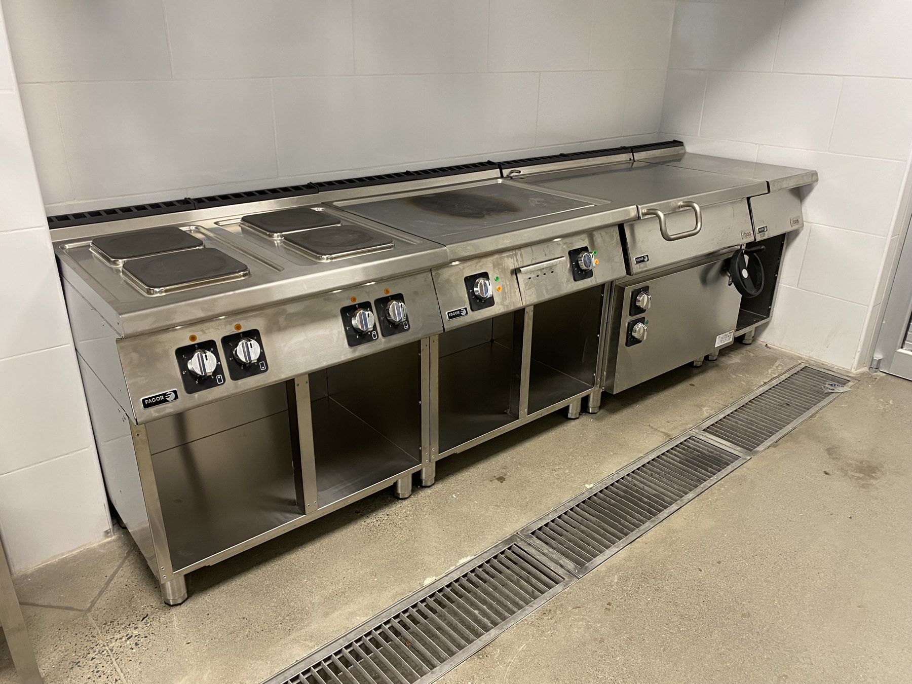 Línea de cocción eléctrica Fagor con placas, fry-top y sartén basculante